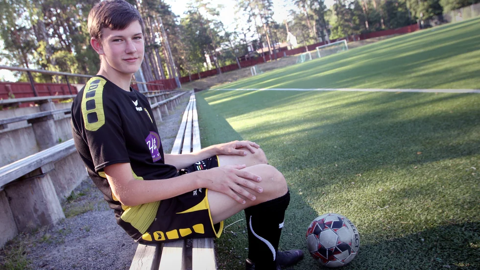 14-årige Edvin Mähl är yngst i Malmköpings IF:s seniortrupp. Han väntar fortfarande på debuten i a-laget och han siktar högt.