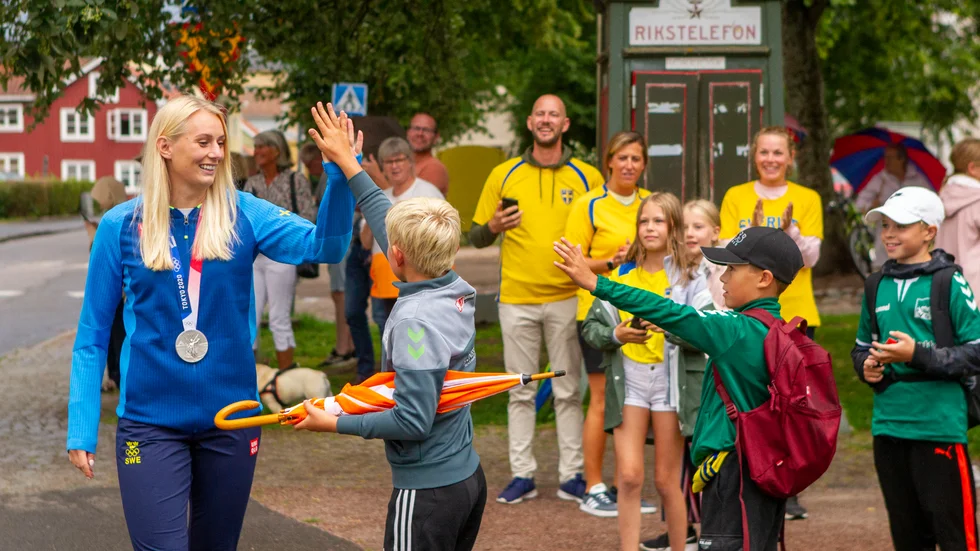 Flera hundra Vadstenabor slöt upp för att välkomna sin OS-hjälte hem. 