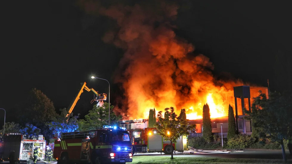 En kraftig brand förstörde Ansgariikyrkan i Jönköping under natten. Brandorsaken är oklar. Polisen har inlett en utredning om mordbrand.