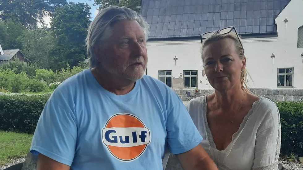 Lars och Elisabeth Norman är tacksamma över att deras slott står kvar efter branden.