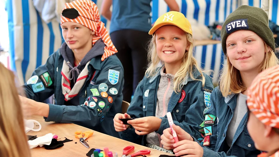 Frida Sandgren, Thyra Lindén och Emma Olin pysslade ihop ögonlappar i ett av tälten. Det är första gången i Piteå för dem och de är överens om att det är fint med all natur och de ljusa kvällarna. 