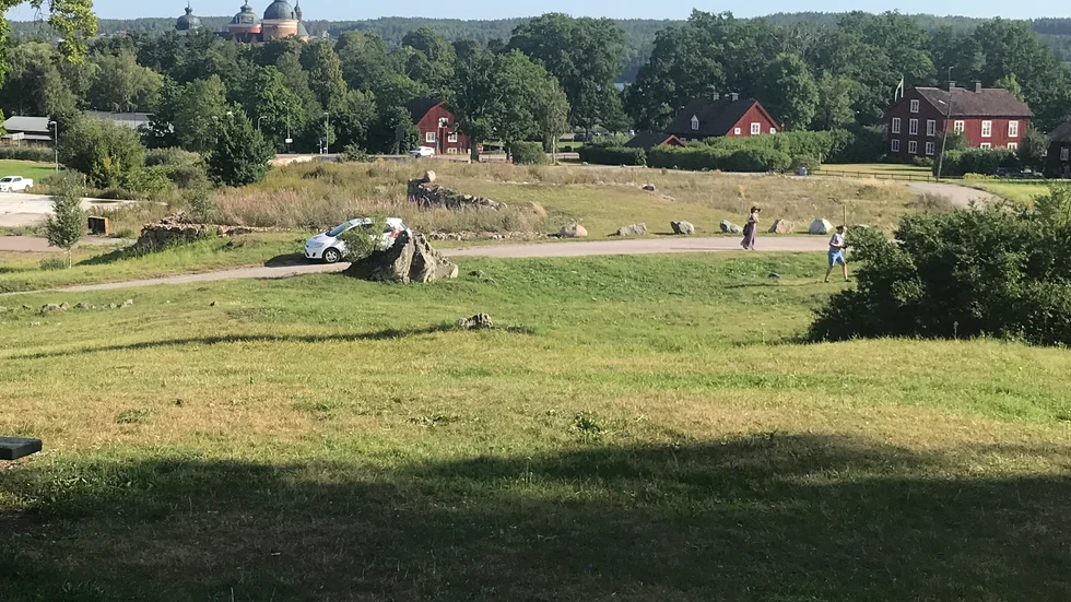 Kommunen fick betala 8 000 kronor för att hyra en lämplig parkeringsyta nedanför kyrkoruinen.