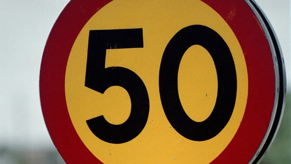 Skribenten vill uppmana trafikanter att hålla hastighetsbegränsningen.