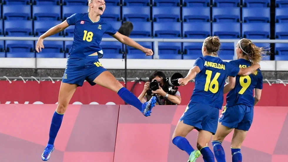Fridolina Rolfö jublar efter att ha gjort 1–0 måndagens semifinal i damernas fotboll mellan Australien och Sverige.