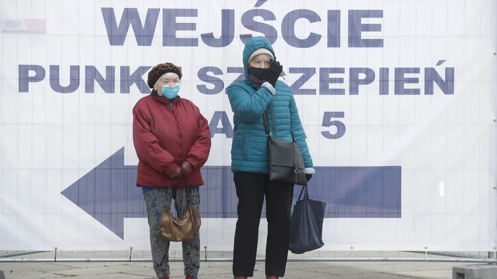 Vaccinationscentaler runtom i Polen får nu ökad skydd sedan flera har attackerats av vaccinmotståndare och till och med stuckits i brand. Arkivbild.