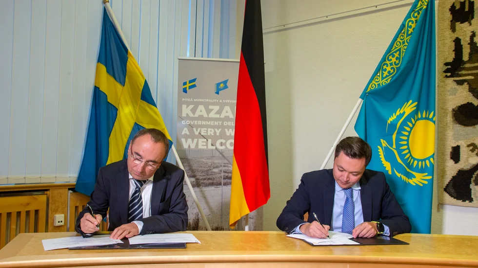 Svevinds huvudägare och vd Wolfgang Kropp, till vänster, och Kazakstans vice utrikesminister Almas Aidarov skrev på en "road map" vid besöket i Piteå.