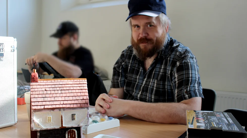 Johnny Nilsson har själv skurit ut huset ur frigolit och nu är det dags att dekorera det. Huset ska användas som scenografi i figurspel. 
