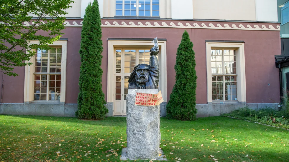 Statyn "Engelbrekt med näven" av Bror Hjorth, som står utanför Katedralskolan, förseddes med ett långfinger och ett argt budskap.