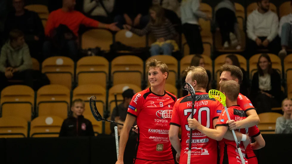 Bara Motalakillar. Solfjäderstaden hade ett sällsynt hemvävt lag i hemmapremiären mot Craftstaden som vanns med 10-3. En spelare från Borensberg och resten fostrade i Solfjäderstadens ungdomsled. Till vänster Charlie Jareblad.