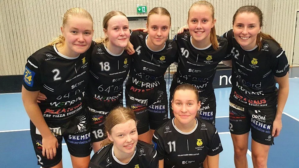 Gamla Stans målskyttar, från vänster: Moa Lundström, Ellen Fahlgren, Emmy Helander, Lina Eriksson, Emelie Engström. Sittande: Wilma Wendén och Tilda Johansson.