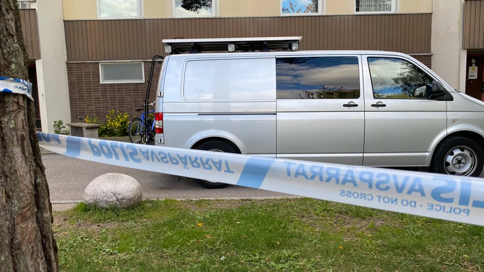 Polisen påträffade en svårt skottskadad man i en lägenhet i Gottsunda. Nu har en man gripits, misstänkt för mord. 