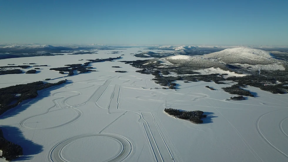 Under vintermånaderna lockar biltestregionen biltestare från hela världen. Tester genomförs på land och is. Om några veckor anländer de första representanterna för kunderna och i slutet av november kommer de som ska arbeta med själva testverksamheten. 