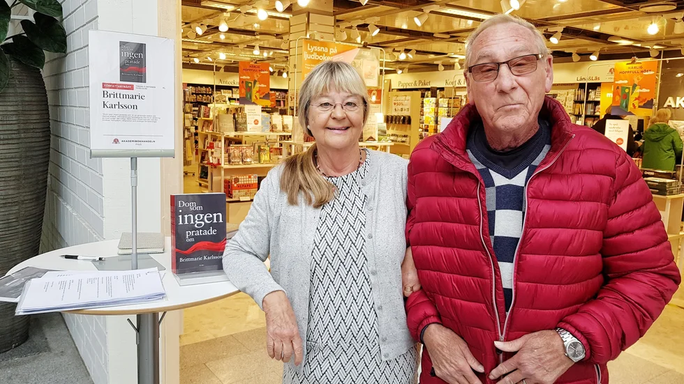 Brittmarie Karlsson signerade sin nya bok "Dom som ingen pratar om" på Akademibokhandeln på tisdagen. Arne Gustafsson var en av dem som var intresserad.