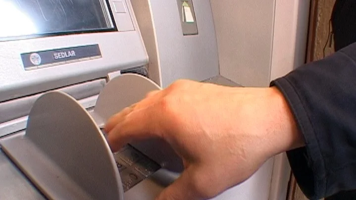 Eventuellt kan kortkapningen som i vinter drabbat Strängnäsbor ha skett i samband med uttag från bankomat.