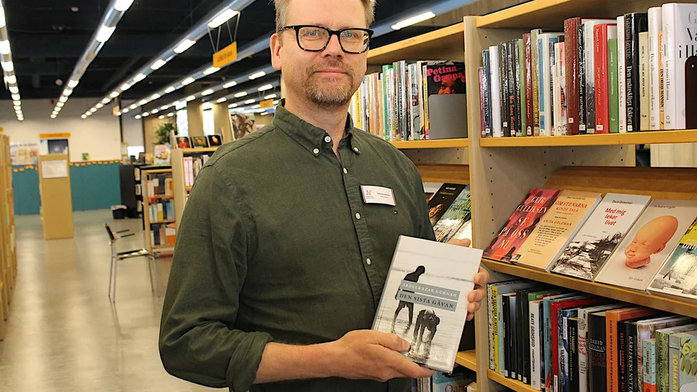 "En okänd författare för mig", sa bibliotekarien Tommy Jansson som lyckades hitta en enda bok av Abdulrazak Gurnah i hyllorna, "Den sista gåvan".