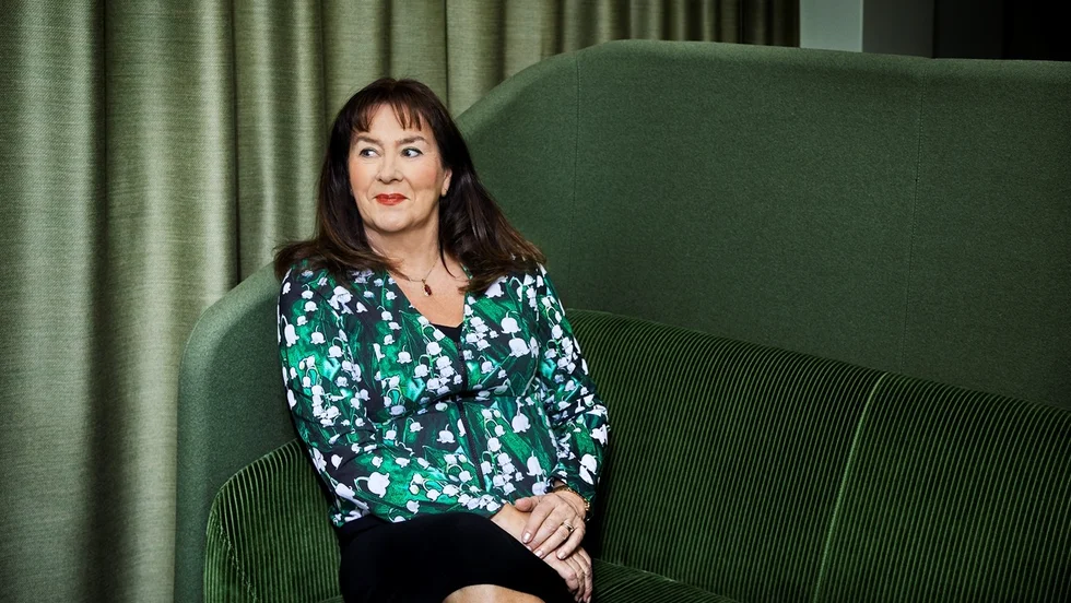 Författarinnan Anna Jansson debuterade 2000 med boken "Stum sitter guden" som är hennes första bok om karaktären Maria Wern. 