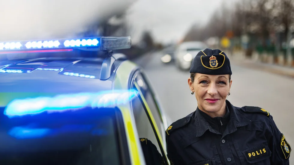 Sommardäck på vinterväglag kan orsaka allvarliga olyckor, enligt trafikpolisen Maria Rosander. "Det kan bli så att man inte håller avståndet och kör in i bilen framför", säger