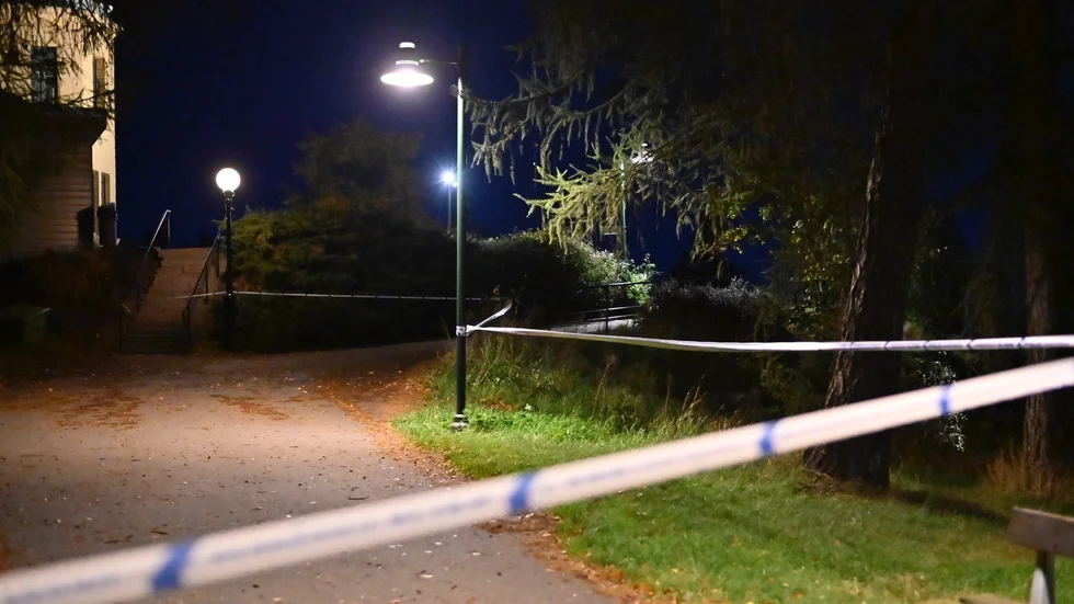 Polisen är angelägen om att komma i kontakt med personer som kan ha gjort iakttagelser i Trädgårdsföreningen vid 21.45-tiden. Den som sett något uppmanas kontakta polisen på 114 14 eller via tipsformuläret på hemsidan.