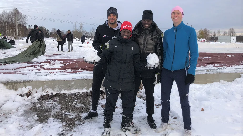 Piteå IF:s Bernardo Morgado, Glorie Kubuntu, Modoumatarr Mbye och Ruben Andersson hjälpte till med att skotta fram tältet under lördagen. 