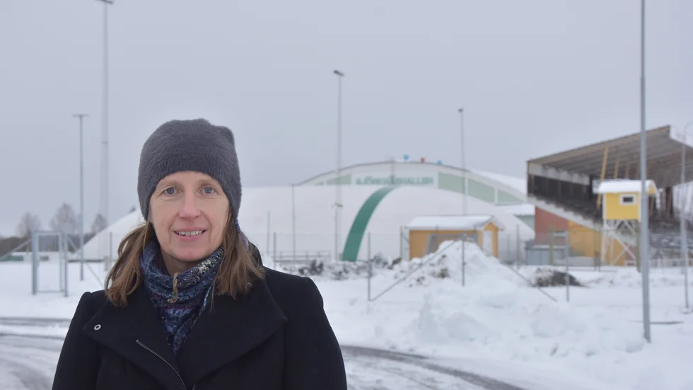 Ballonghallen bakom Catarina Ask (MP) i Boden har tvingats stänga flera gånger av säkerhetsskäl. Ishallen är i stort behov av renoveringen och sjunker fortfarande.