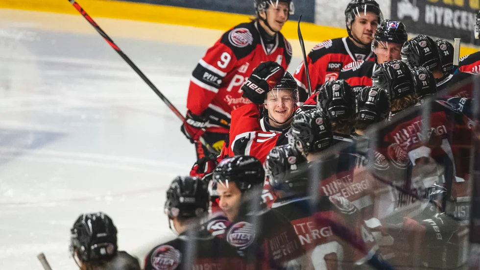 Ludvig Stenvall (i mitten) gjorde två av Piteås mål när laget vann mot Kiruna AIF med 6-2 (Arkivbild).