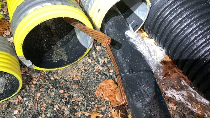 Några dagar efter att de båda männen greps upptäckte personal på en byggarbetsplats att det försvunnit kopparkabel. 
