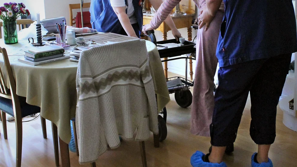Hemtjänstföretaget Continuum AB får fortsätta att bedriva hemtjänst i Enköping tills dess att målet är avgjort av förvaltningsrätten. Kommunen behöver inte ta över de 53 kunderna i nuläget.