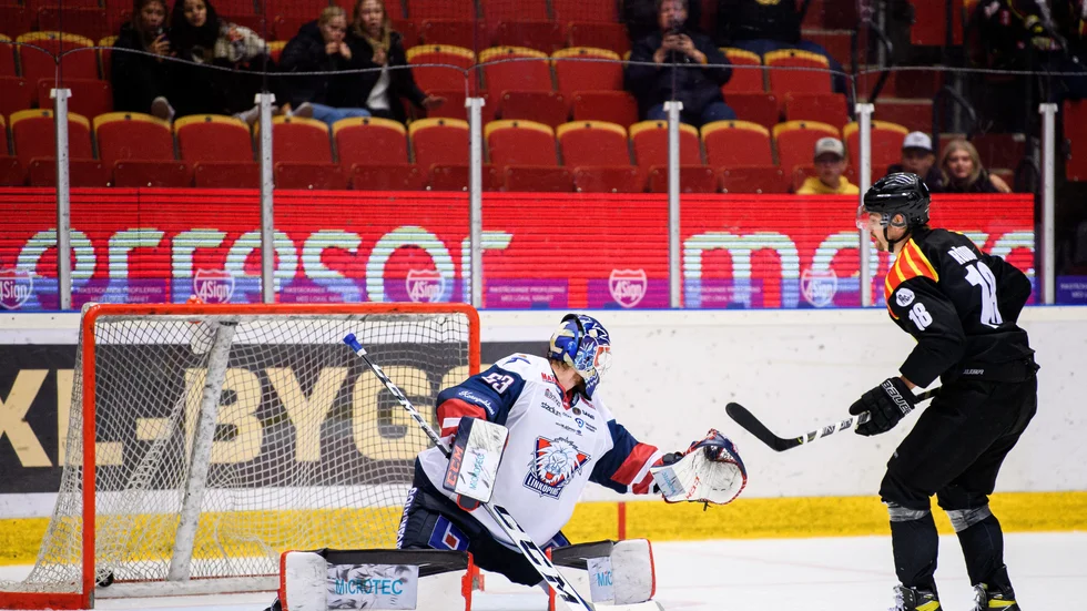 Brynäs Anton Rödin gör 3-1 bakom bakom Linköpings målvakt Marcus Högberg.
