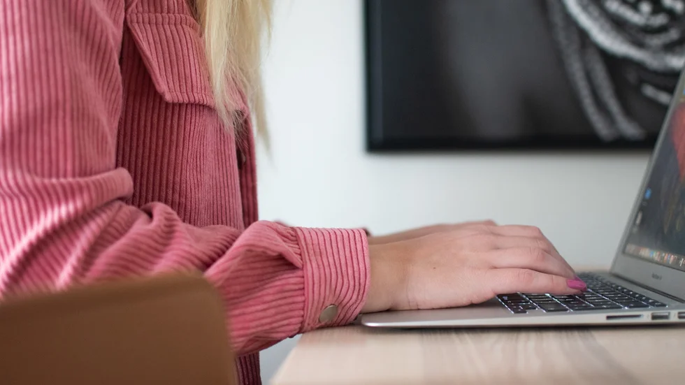 "Då och då dyker det upp en liten gömd mammapekpinne. Den är alltid förklädd så personen i fråga vill inte utge sig för att skriva elaka saker, men det går ändå inte att missa det underliggande budskapet. Ett budskap som mellan raderna säger 'jag är en lite bättre mamma än vad du är'", skriver Amanda Strömqvist.