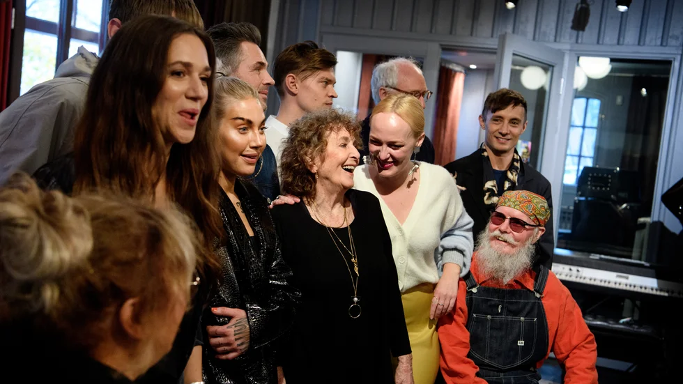 Årets deltagare i TV4:s "Så mycket bättre" är Gustaf Norén, Marie Nilsson Lind, Melissa Horn, Thomas Stenström, Maxida Märak, Peter Jöback, Siw Malmkvist, Viktor Norén, Moonica Mac, Harpo, Andreas Mattsson och Daniel Adams-Ray. Även Cherrie är med i årets säsong, men hon var frånvarande vid fototillfället.
