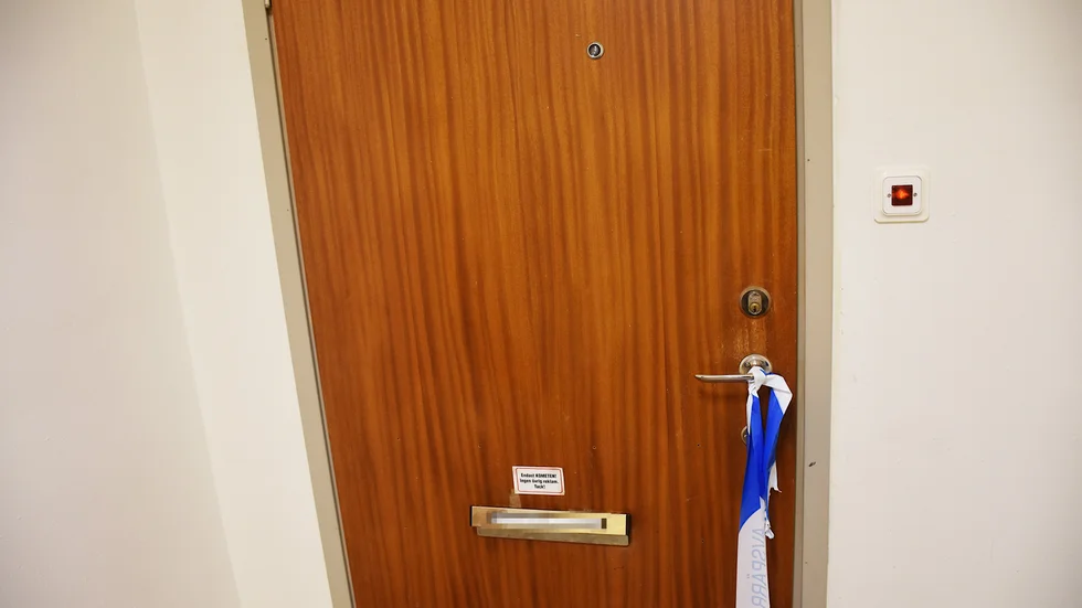En av dörrarna i trapphuset där mordet ska ha ägt rum i helgen.