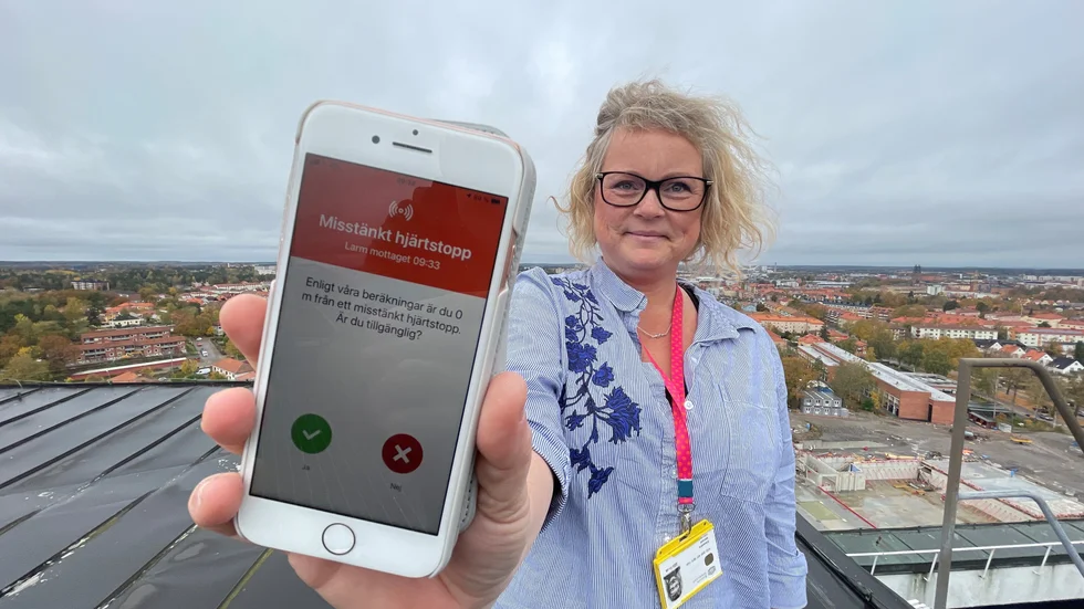 "När ett 112-samtal om misstänkt hjärtstopp kommer in till Sjukvårdens Larmcentral skickas ett larm ut via appen Sms-livräddare till de frivilliga livräddare som befinner sig i närheten", säger Alexandra Vahlund, HLR-ansvarig utbildningssamordnare, Region Sörmland.