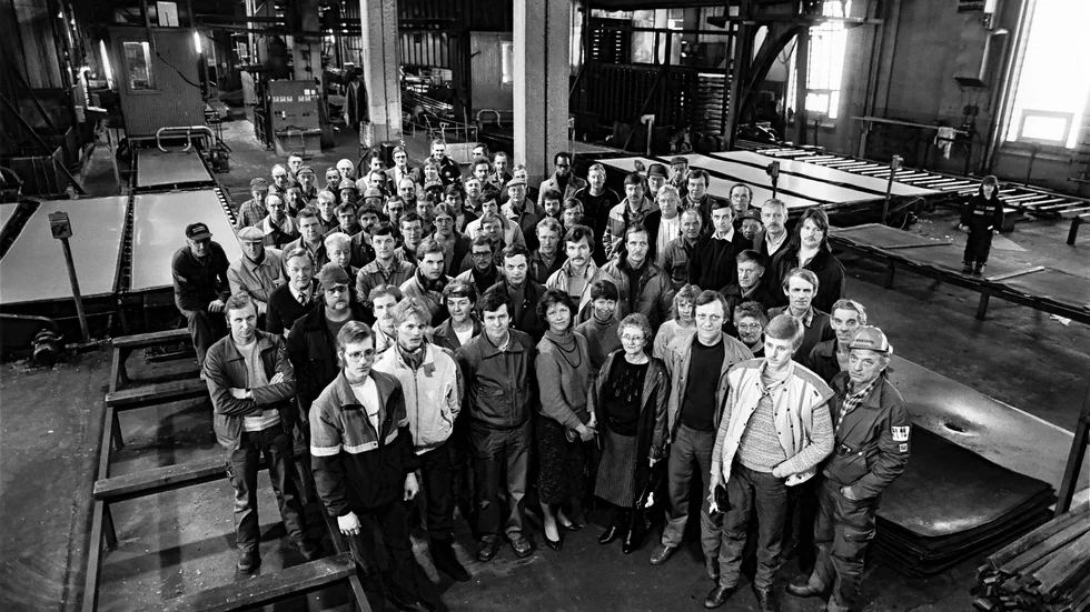 En stor del av de anställda på boardfabriken samlade för gruppbild inne i fabrikslokalen. Ljuset från de stora industrifönstren, ångan från produktionen och den gamla industrilokalen, som varit igång sedan 40-talet, var en spännande fotomiljö.