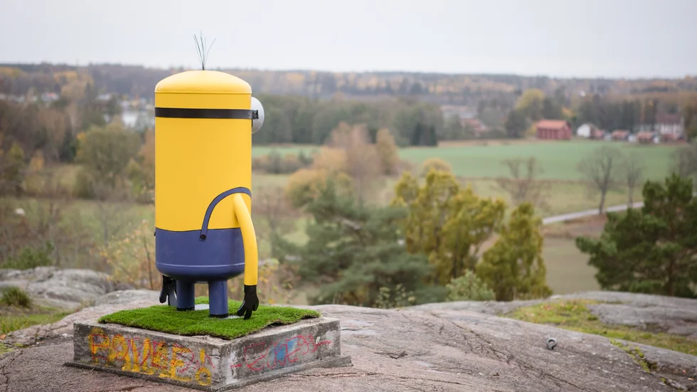 En minion har flyttat in på Gatstuberg. Konstverket är uppskattat bland katrineholmarna. Kommunen uppmanar folk att skicka bilder på minionen i ett händelse-inlägg på Instagram.