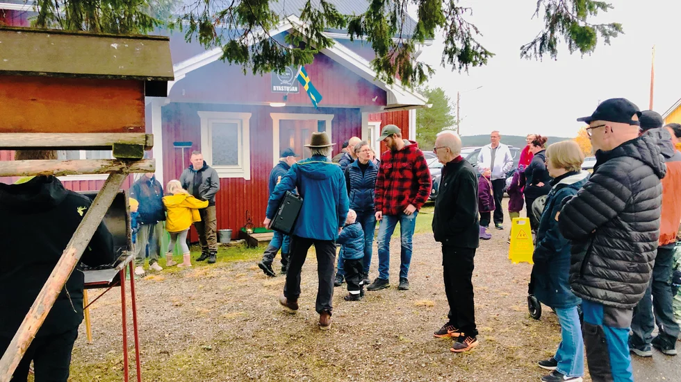 Många kom till Byastugan för att fira Månsbyns Framtid 25 år. 