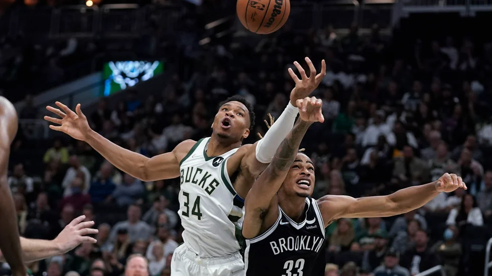 Milwaukees Giannis Antetokounmpo (till vänster) plockade flest returer när laget vann över Brooklyn i NBA-premiären.