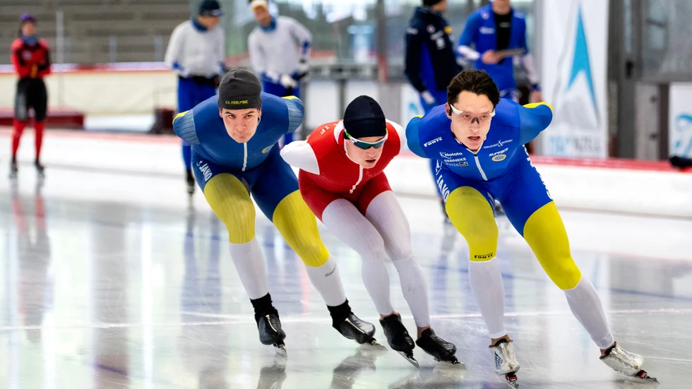 Skridskoåkaren Nils van der Poel tränar i på isovalen i Inzell tillsammans med lagkompisen Wilhelm Ekensskär (tv) och norrmannen Ole Björnsmoen Naess (mitten).