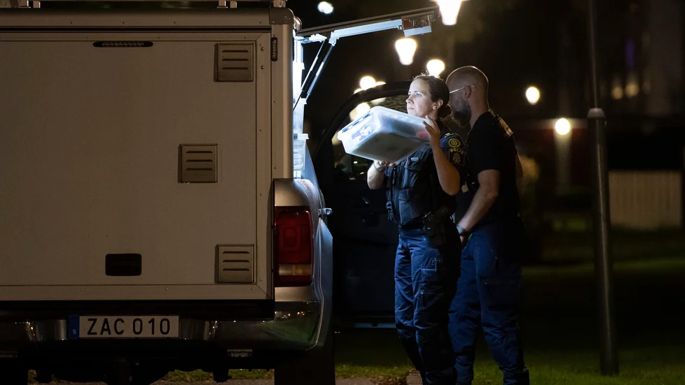 Polisens kriminaltekniker på plats efter att en kvinna i 20-årsåldern hittats död i en lägenhet i Kristianstad på söndagen.
