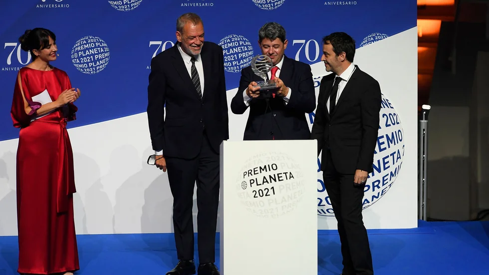 När de fick Premio Planeta på 10,9 miljoner kronor valde Jorge Díaz, Antonio Mercero och Augustín Martínez att kliva fram som författare bakom pseudonymen Carmen Mola.