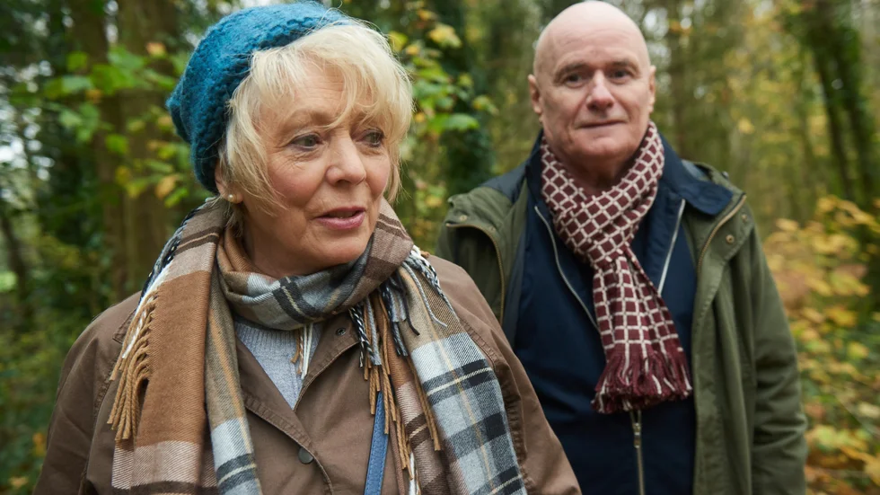 Kärlek uppstår mellan pensionärerna Fern (Alison Steadman) och Dave (Dave Johns) när de slår följe under långa hundpromenader.