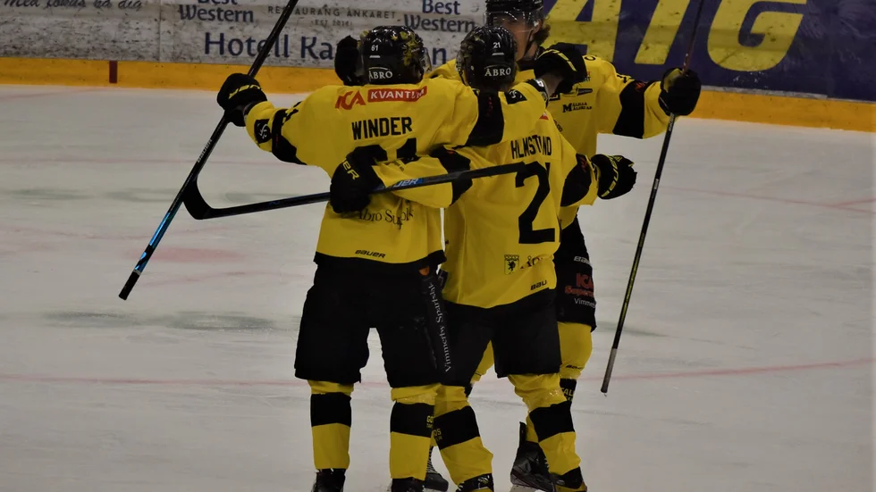 Todd Winder kramas om efter att han precis gjort det som skulle visa sig bli matchens enda mål mot Mörrum.