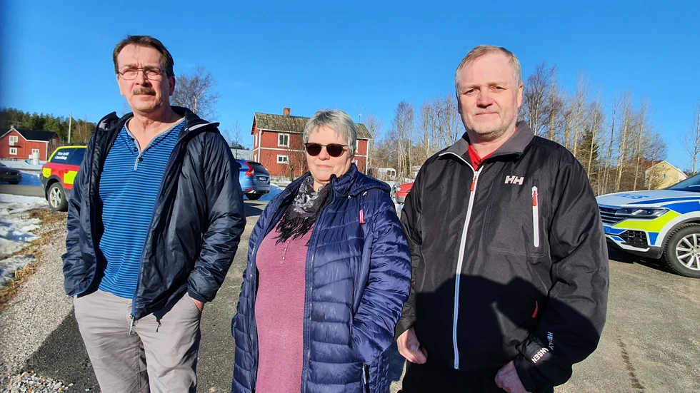 Håkan och Lena Eliasson och Mikael Olofsson från Kalix förlorade sina husvagnar i branden i Morjärv.