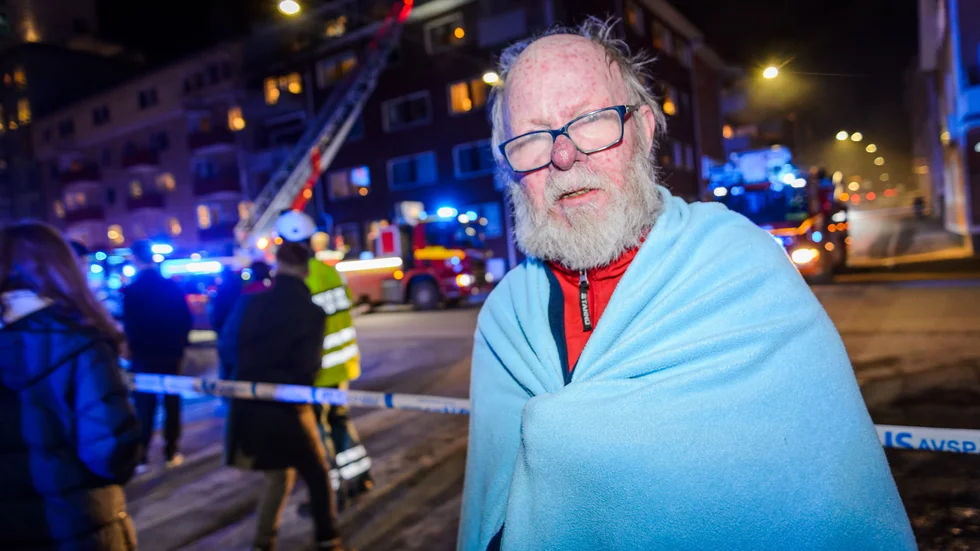 "Det dunkade på dörren och när jag tittade ut genom fönstret så var det en massa blåljus och de ramlade eldflagor utanför fönstret", säger Rolf Lindgren som bor i det brandhärjade huset.