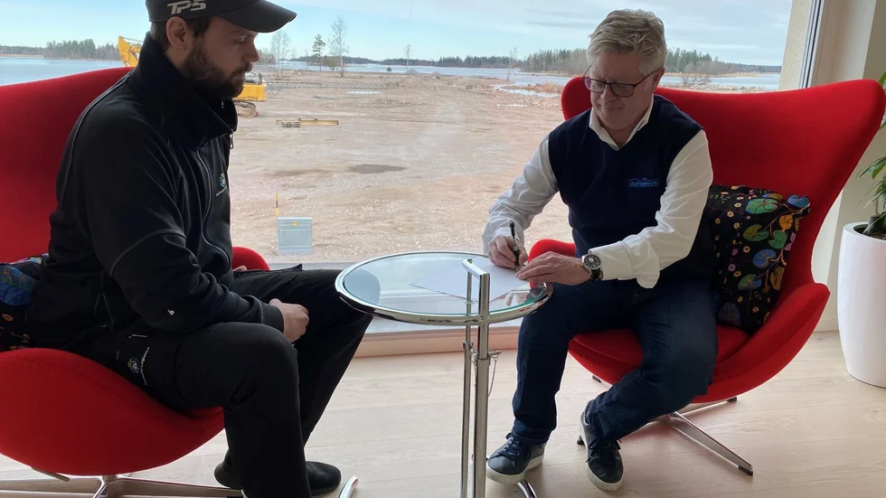 Här skriver Karlholm strand bostäders Alexander Wåhlin och Älvsbyhus Roland Axelsson under avtalet om att Älvsbyhus förvärvar mark på Karlholms strand. 