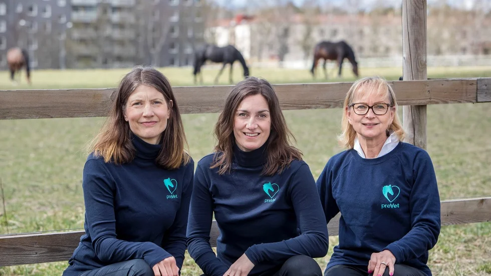 PreVet har fått ett tillskott på 3 miljoner kronor från Almi Invest. Det gläder företagets produktansvariga Karin Nordström (t v), vd Jenny Gangner (i mitten) samt veterinären Merike Ronéus (t h). 