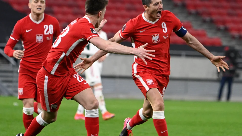 Robert Lewandowski firar kvitteringsmålet mot Ungern i första VM-kvalmatchen.