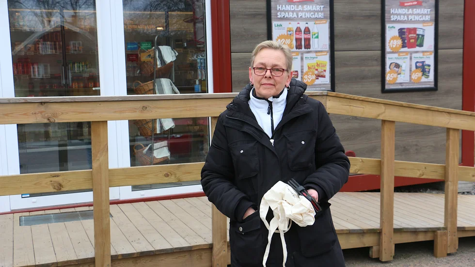 Eva Karlsson handlar ofta i butiken och hon tycker det är jättretråkigt om den skulle försvinna. "Det är skönt att slippa åka till Hultsfred eller Vimmerby för att handla" säger hon.
