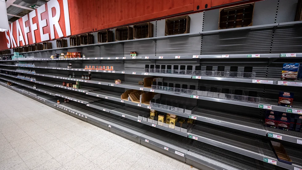När pandemin bröt ut började svenskarna bunkra nödvändiga varor. Under krisen har planer på att stärka sin hemberedskap blivit vanligare. Bilden är tagen i Malmö i mars 2020.