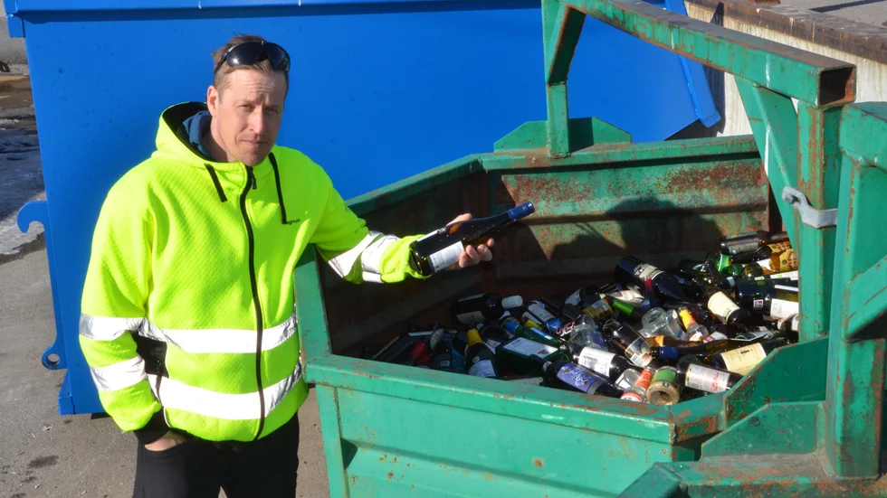 Magnus Vannar, chef på ÅVC i Jokkmokk, är förbryllad över hur lite glas som Jokkmokksborna rapporteras ha lagt i återvinningsbehållarna.