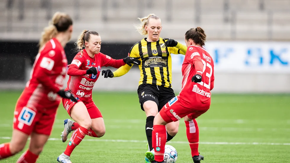 LFC hade en hel del problem med förra LFC:aren Stina Blackstenius. Här i kamp med Olga Ahtinen. 